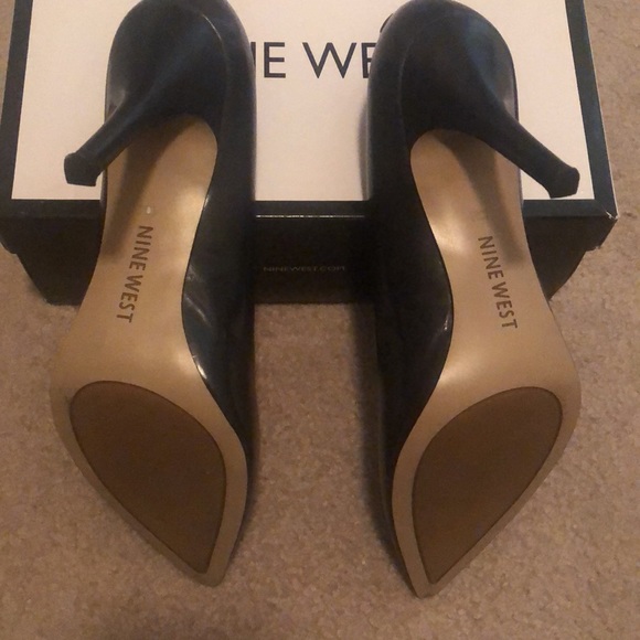 Nine West Navy heels - Picture 3 of 5
